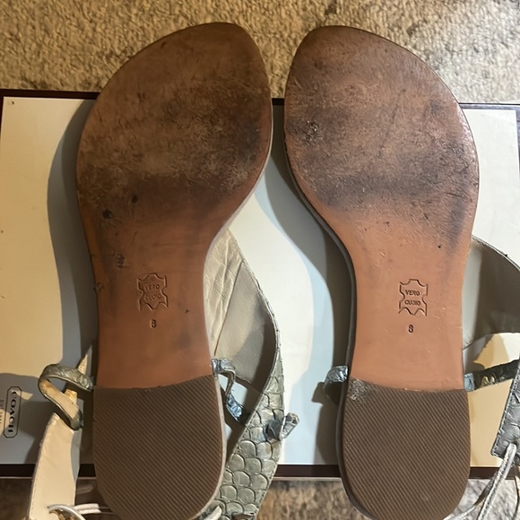 Calypso by Candela silver leather embossed sandals Size 8 Flats with ties - Picture 3 of 3